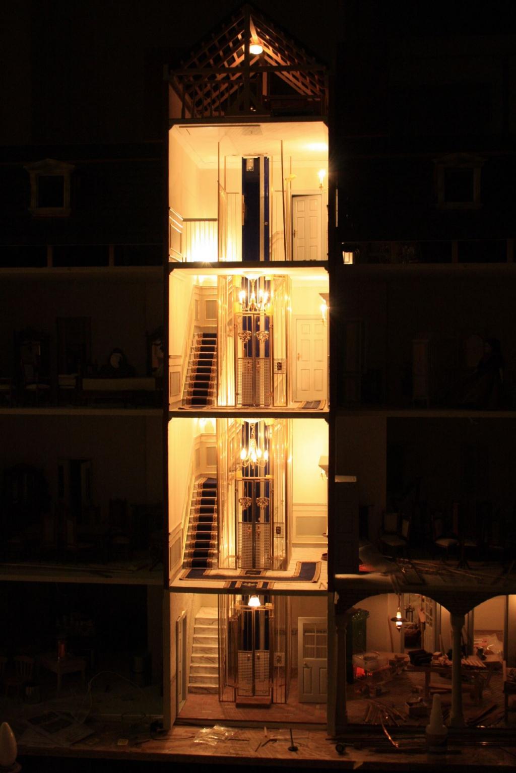 Beleuchtetes Treppenhaus mit Fahrstuhl