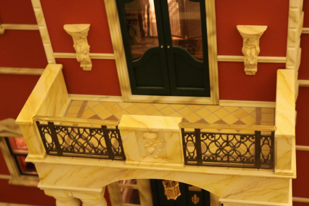 Balkon über Eingangsportal